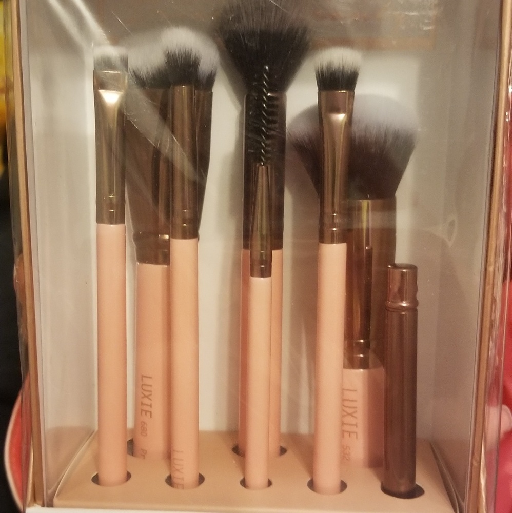 LUXIE complete face set of makeup brushes